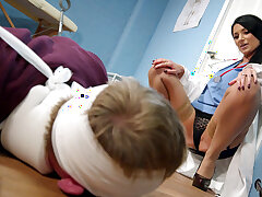 Dr. Ania Kinski bekommt Pussy leckte durch ihre Patientin Danny D - Ania Kinski