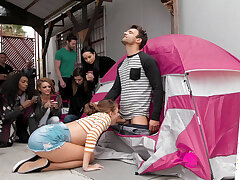 19yo Gia Derza lutscht harten Schwanz Alex Legende - Gia Derza