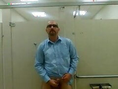 Rucken in der Öffentlichen Toilette