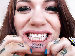 Tätowierte Schlampe Karmen Karma rockt Pailletten Bikini, der ihre Kurven - Vitrinen Karmen Karma