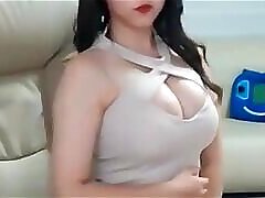 Sexy asian girl in mini Kleid