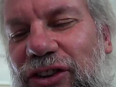 Alten Perv erwischt Anschauen von Porno und masturbiert bekommt frische Pussy reiben