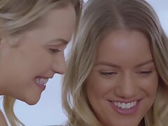 TUSHY Mann kommt nach Hause zu seiner Frau und Freund für ihn klaffende finden