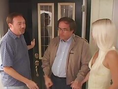 Blondie Frau fickt 2 während Hubby Uhren