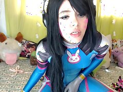 DVA COSPLAY SPIELT MIT IHRER PUSSY UND LECKTE DIE MEKA
