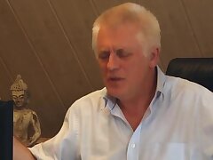 Old Nick fickt süßes Mädchen auf seinem Präsidium und Sperma ihr süßes Gesicht