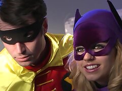 Der Joker betrügt Harley Quinn mit zwei von seinen Dienern