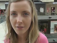 Du kommst auf Karla Kushs Muschi in Singapur nach Ihrem Hardcore-Urlaub