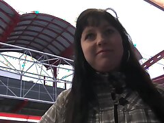 PublicAgent Amateur Kameramann füllt ihre enge Pussy mit Sperma