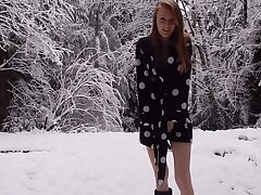 Dünne Redhead Teen pisst In der Schnee-Natur