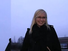 PublicAgent überrascht Blondine in Gläsern ein fremder außerhalb ficken