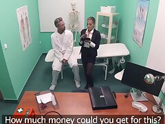 Fake-Krankenhaus Sexy Tschechische Immobilienmakler liebt saugen und ficken Docs Schwanz