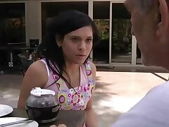 Alte Mann und Mädchen genießen ein schönes ficken