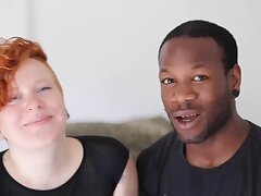 Echtes paar Hämmern auf dem Balkon