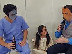 Unterwürfig Gia Page Pumpen Bierfass mit ihren Arsch und macht böse Arsch in den Mund