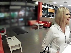 Versteckte Kamera fängt blonde masturbiert in ihrem Solarium