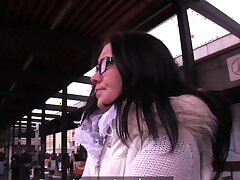 PublicAgent HD Pierced Pussy wird von einem großen Schwanz gefickt.