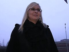 PublicAgent Outdoor Fick mit sexy Blondine in Gläsern