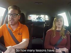 Fake-Fahrschule 34F Boobs Bouncing in Fahrstunde