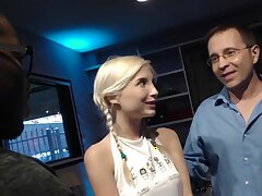 Pfeifer Perri nimmt einen schwarzen Schwanz für ihre Karriere