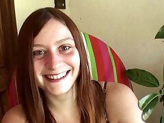 Behaarte Tätowierte Mädchen Lilac ist hier, um Ihren Busch zu zeigen