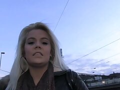 PublicAgent Bleached blonde Baby wird im Freien hinter einem Trainer gefickt