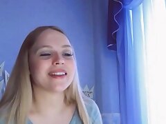SO Süß Junge Blonde Teen Verloren in Lust. Cute teen mit entzückenden blauen Augen und blonden Haaren spielt mit Jungs im chat, aber Sie verlor sich in Ihrer lust und Lust zu ficken! Sie geht wild und geil, masturbieren und tun einige freche Sachen.