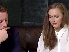 Teen Traum Stacy Cruz handelt auf ihre sofortige Anziehungskraft auf eine Kundin, indem sie einige anale Vergnügen und eine heiße Pussy hämmern. Nick Ross ist ein glücklicher Mann, Stacy Cruz in seinem Haus zu haben und ihm zu helfen, Papiere zu unterschr