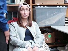 Delightful sexy teen Ladendieb Küken Hayden Hennessy wird vor der Kamera erwischt Schmuggel einer Flasche Schnaps in ihre Handtasche. Delightful sexy teen shoplifter chick Hayden Hennessy gets on camera smuggling a bottle of liquor into her purse and in f