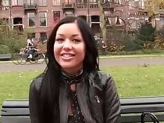 Blinkende sexy Titten und nehmen harten Schwanz im freien. Schau dir dieses freche Küken an! Die Art, wie Sie angezogen war, ließ mich denken, dass Sie eine Nutte war, aber Sie entpuppte sich als model aus Ungarn. Ein sehr geiles und badass model, muss ic