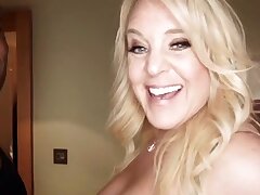 Interracial Cheating Oma. Sensi und Trash haben ein Fick-Date mit Super milf Alexis Golden, einem ganz amerikanischen Pornostar mit massiven Titten, einem schmutzigen Geist und einem beeindruckenden Gag-Reflex. Sie ist glücklich, sich auf Sensis langes Mi