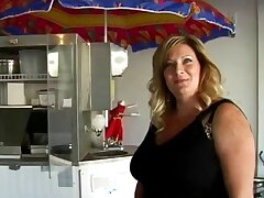 Chunky MILF Liebt das Fleisch. Wir erwarten nicht finden, eine heiße blonde BBW auf die Suche nach einem hotdog-Wagen. Als Deedra Rae in Ihrem kurzen schwarzen Kleid ankam, wandte Sie sich von einem potenziellen Käufer zu einer möglichen Beute. Sie hat al