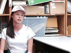 Wunderbare junge Ladendiebe Mädchen Carolina Sweets stimmte zu, ihre enge twat ficken von einem LP-Offizier zu bekommen. Wunderbare junge Ladendiebe Mädchen Carolina Sweets vereinbart, ihre enge twat ficken von einem LP-Offizier im Austausch von der Einst