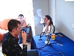 Ficken Sie junge Sex-Partys - zwei junge Paare auf einer Küche tabl