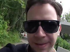 Busty Asian Petite hinter den Büschen Hämmern