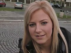 Küken mit einem piercing Pussy gefickt auf dem Boden