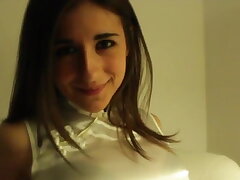 Sexy Teen ihr neues satin Kleid anprobieren