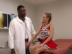 Cheerleader Teen Sydney Cole fickt einen schwarzen Schwanz im Krankenhaus