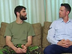 Britischer Soldat Gets Ass-Pounding von American Soldier