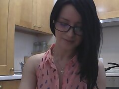 Herrliche Teen mit Brille im Chat in der Küche.