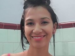 Niedliche Brunette rasieren und Fingern sich