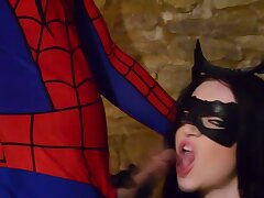 COSPLAY BABES vollbusige Catwoman von Spiderman gefickt