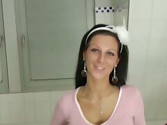 Bro Caught deutschen Stiefschwester in der Badewanne und verführen zum Handjob