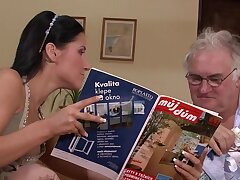 Europäische Brünette Mädchen Cuckolds alten Mann