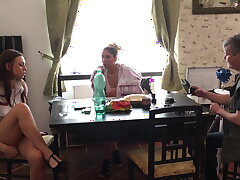 Private Telefon-Funktionen in der Porno-Pause Up her Skirt Direct