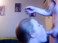 Shemale Cumming in Mädchen Mund