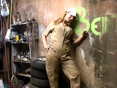 Blonde tranny in Uniform spielt mit ihrem lang rasierten pecker