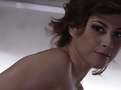 Heiße latina Tory Bellamy pole tanzen und Strippen. Heiße latina Pornostar Tory Bellamy zeigt Ihre pole dance Fähigkeiten und Strippen nackt