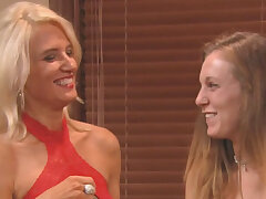 Neue Swinger kamen in der Sex-Villa für ihr erstes Swinger-Erlebnis im roten Raum an. Neue Swinger kamen in der Sex-Villa für ihre erste Swinger-Erfahrung im roten Raum mit heißen Spielen