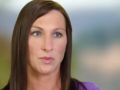 Neue Paare unterschrieben Verträge, um ihre erste Swinger-Erfahrung in der Swinger-Villa zu bekommen. Neue Paare unterzeichneten Verträge, um ihre erste Swinger-Erfahrung in der Swinger-Villa zu bekommen